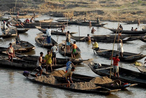 Dredging a fish pond, Bangladesh. Photo: WorldFish 