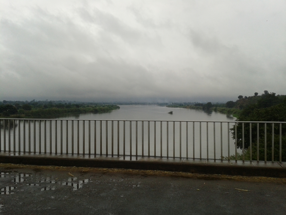 Shire river, tributary to the Zambezi. Mozambique and Malawi signed an agreement in 2003 to improve responses to flooding on the Shire.