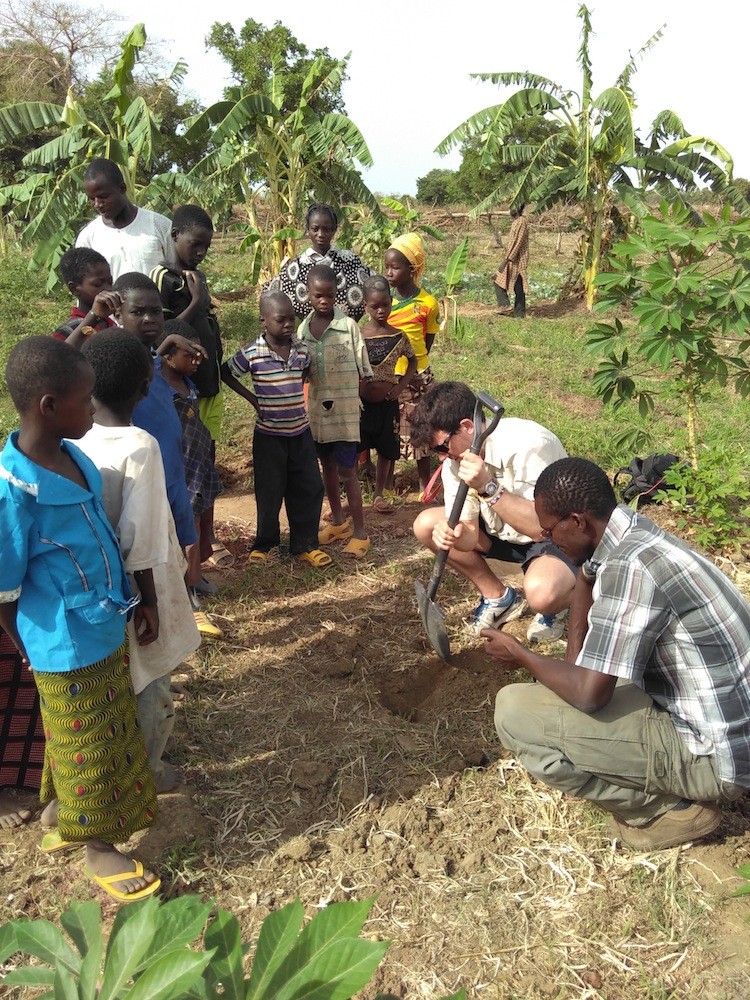 David Smedley and Idrissa Ouédraogo conducting a soil survey at Ladwenda, 21 April 2016. 