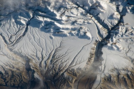 For millions of years, rivers and streams in the Himalaya range near the China–India border has eroded rock from the high mountains and deposited sediment in ancient, broad alluvial fans. 