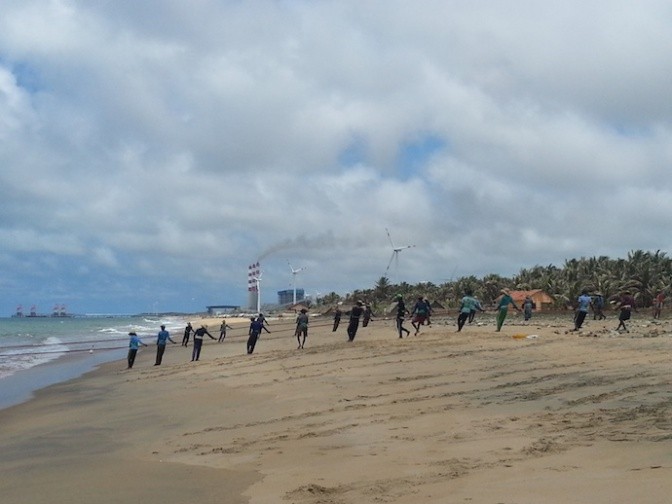 Fisherman in Kalpitiya, Sri Lanka working together. Photo: S.A. Prathapar/IWMI