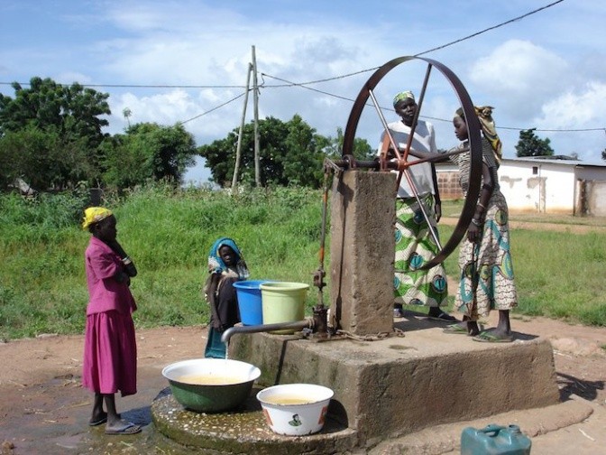 A Volanta pump in action in Cameroon.  Photo: Mr. J. Nederstigt/PRACTICA