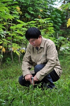 Assessing the suitability of soil for cassava production in Cambodia. Photo: Neil Palmer/CIAT