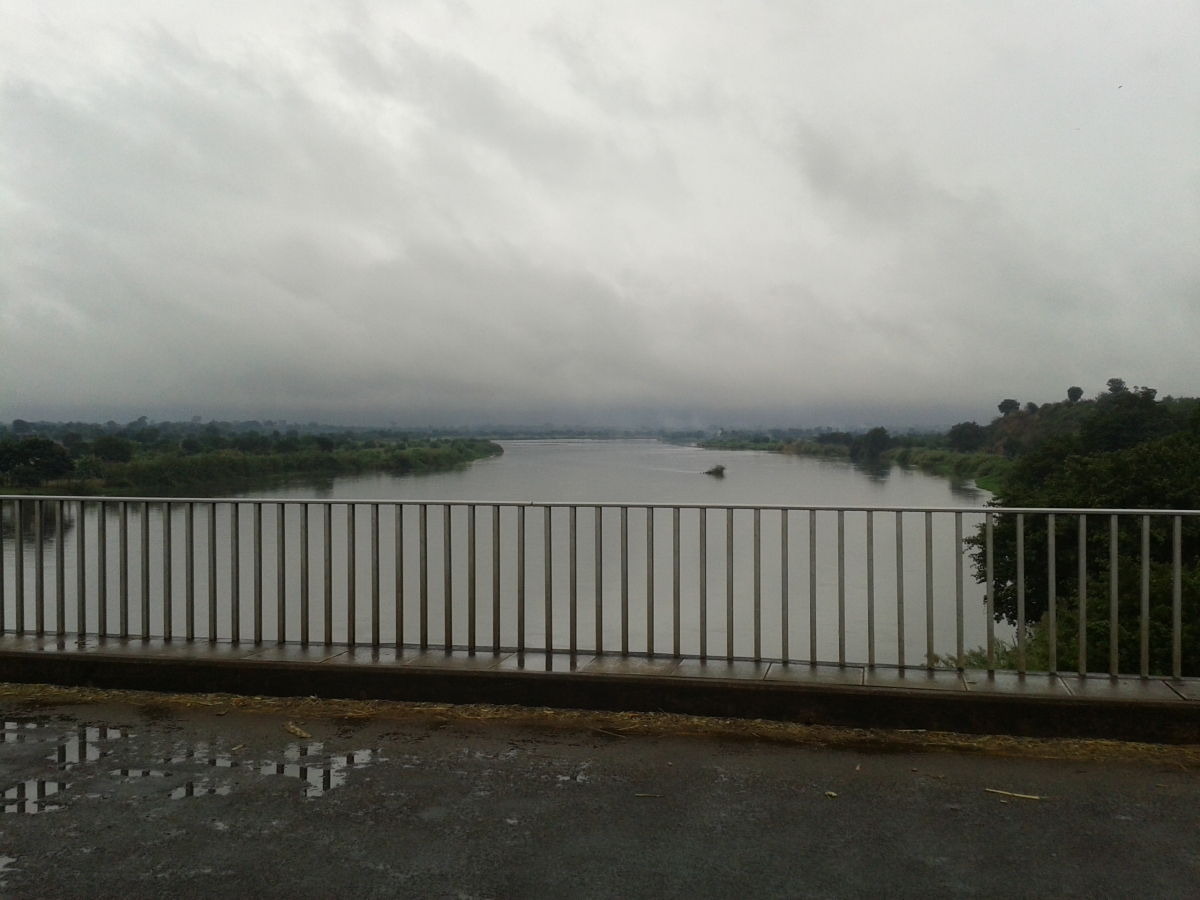 Shire river, tributary to the Zambezi. Mozambique and Malawi signed an agreement in 2003 to improve responses to flooding on the Shire. Shire river, tributary to the Zambezi. Mozambique and Malawi signed an agreement in 2003 to improve responses to flooding on the Shire.